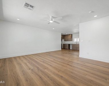 4542 N 50th Drive - Photo Thumbnail 9