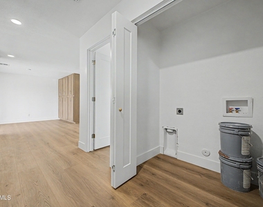 4542 N 50th Drive - Photo Thumbnail 7