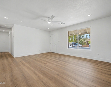 4542 N 50th Drive - Photo Thumbnail 10