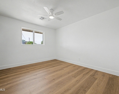 4542 N 50th Drive - Photo Thumbnail 14