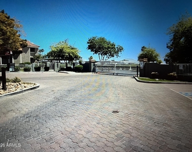 2929 W Yorkshire Drive - Photo Thumbnail 2
