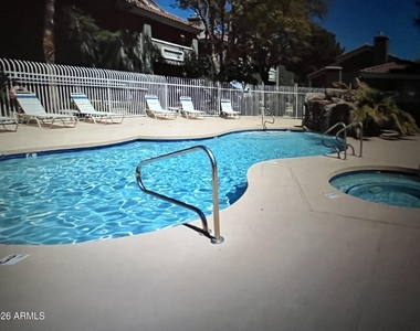 2929 W Yorkshire Drive - Photo Thumbnail 6