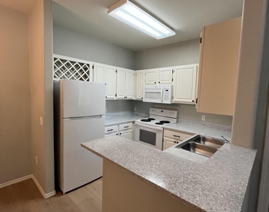 2929 W Yorkshire Drive - Photo Thumbnail 15