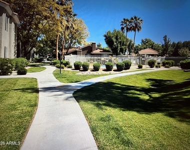 2929 W Yorkshire Drive - Photo Thumbnail 4