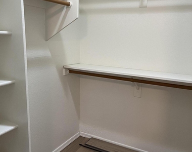 2929 W Yorkshire Drive - Photo Thumbnail 21