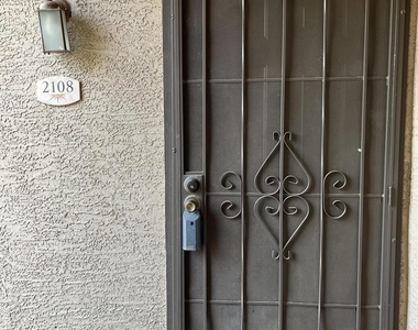 2929 W Yorkshire Drive - Photo Thumbnail 9