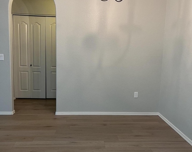 2929 W Yorkshire Drive - Photo Thumbnail 14