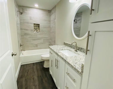 821 W Nelson Street - Photo Thumbnail 8