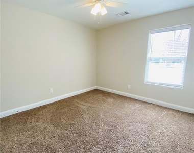 821 W Nelson Street - Photo Thumbnail 4
