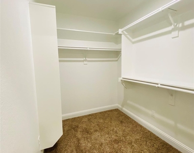 821 W Nelson Street - Photo Thumbnail 7