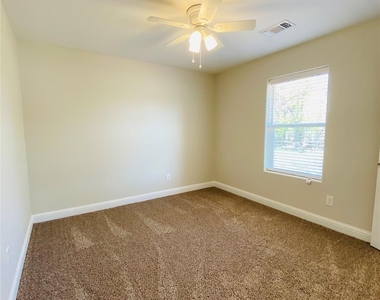 821 W Nelson Street - Photo Thumbnail 6