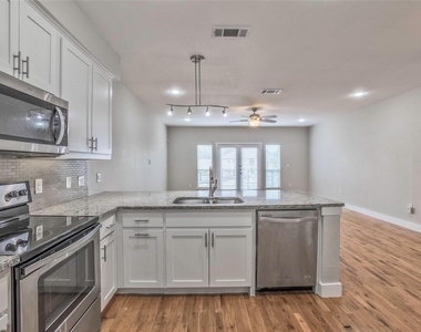 6051 Ross Avenue - Photo Thumbnail 4