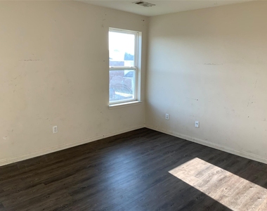 1030 Stanwyck Avenue - Photo Thumbnail 10