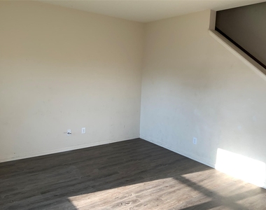 1030 Stanwyck Avenue - Photo Thumbnail 6