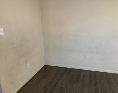 1030 Stanwyck Avenue - Photo Thumbnail 3