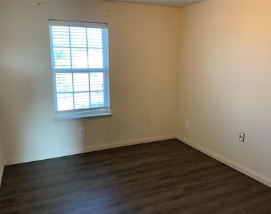 1030 Stanwyck Avenue - Photo Thumbnail 14