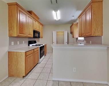 1829 Carver Drive - Photo Thumbnail 4