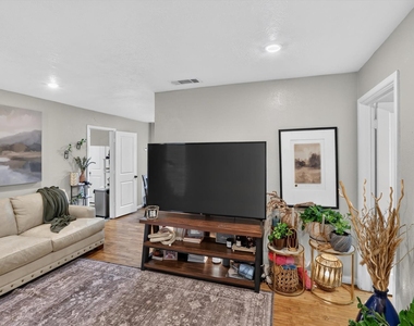 10518 Dawn Drive - Photo Thumbnail 5