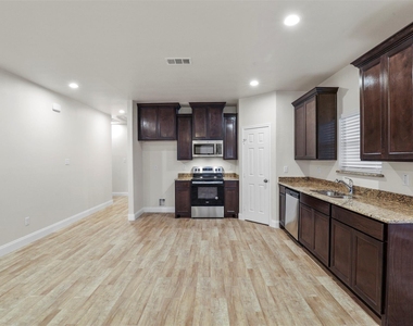 415 Williams Drive - Photo Thumbnail 5