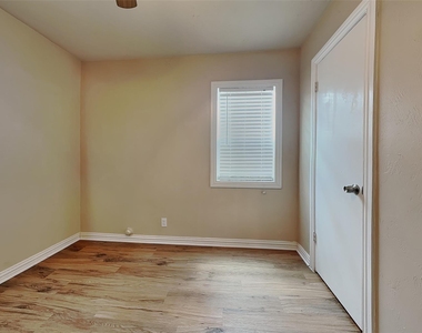 805 Aransas Drive - Photo Thumbnail 9