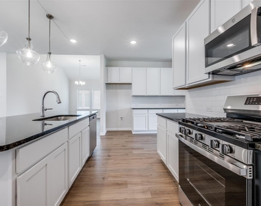 4013 Bluestem Boulevard - Photo Thumbnail 9