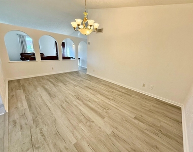 818 Westbrook Drive - Photo Thumbnail 5