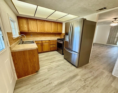 818 Westbrook Drive - Photo Thumbnail 4