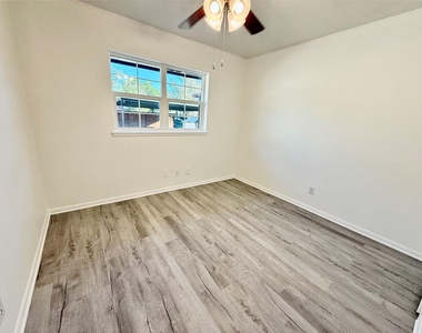 818 Westbrook Drive - Photo Thumbnail 10