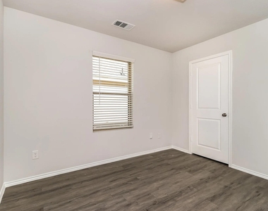 5216 Applegate Drive - Photo Thumbnail 9