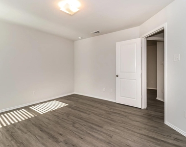 5216 Applegate Drive - Photo Thumbnail 5