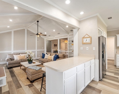 111 Hickory Creek Circle - Photo Thumbnail 3