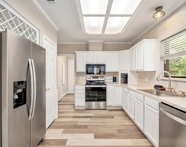 111 Hickory Creek Circle - Photo Thumbnail 5