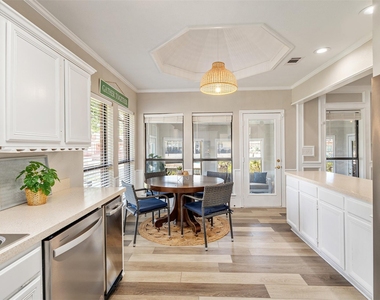 111 Hickory Creek Circle - Photo Thumbnail 11