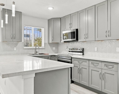 4952 Nw 21st Avenue - Photo Thumbnail 2