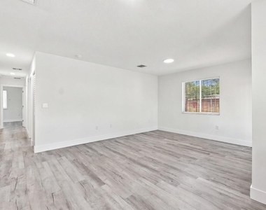 4952 Nw 21st Avenue - Photo Thumbnail 9