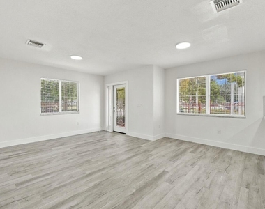 4952 Nw 21st Avenue - Photo Thumbnail 14