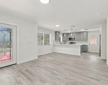 4952 Nw 21st Avenue - Photo Thumbnail 3