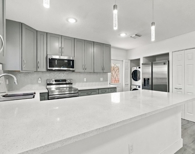 4952 Nw 21st Avenue - Photo Thumbnail 4