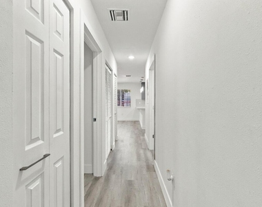 4952 Nw 21st Avenue - Photo Thumbnail 12