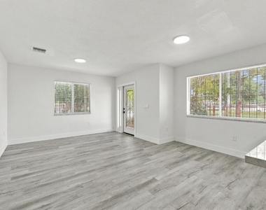 4952 Nw 21st Avenue - Photo Thumbnail 10
