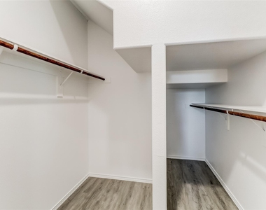 5528 Calm Waters Court - Photo Thumbnail 7
