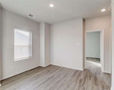 5528 Calm Waters Court - Photo Thumbnail 8