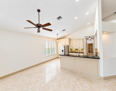 6841 Nw 81st Court - Photo Thumbnail 5