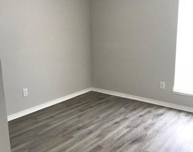 1601 Meridian Way - Photo Thumbnail 12