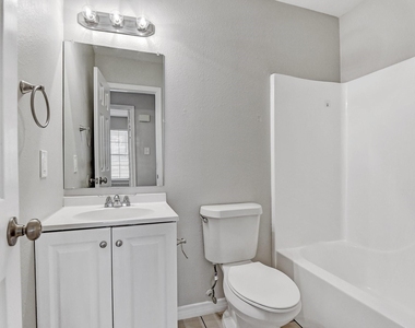 914 W Houston Street - Photo Thumbnail 10