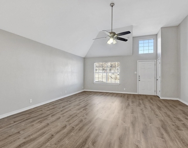 914 W Houston Street - Photo Thumbnail 2