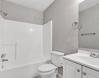 914 W Houston Street - Photo Thumbnail 14