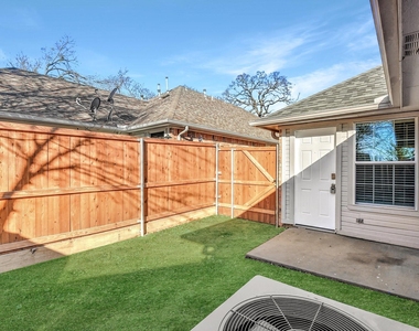 914 W Houston Street - Photo Thumbnail 17