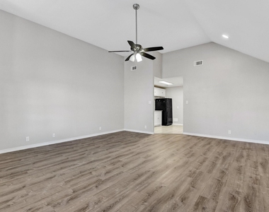 914 W Houston Street - Photo Thumbnail 4
