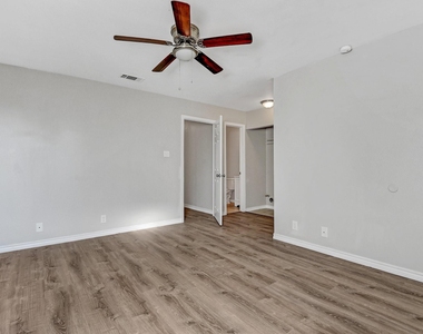 914 W Houston Street - Photo Thumbnail 12